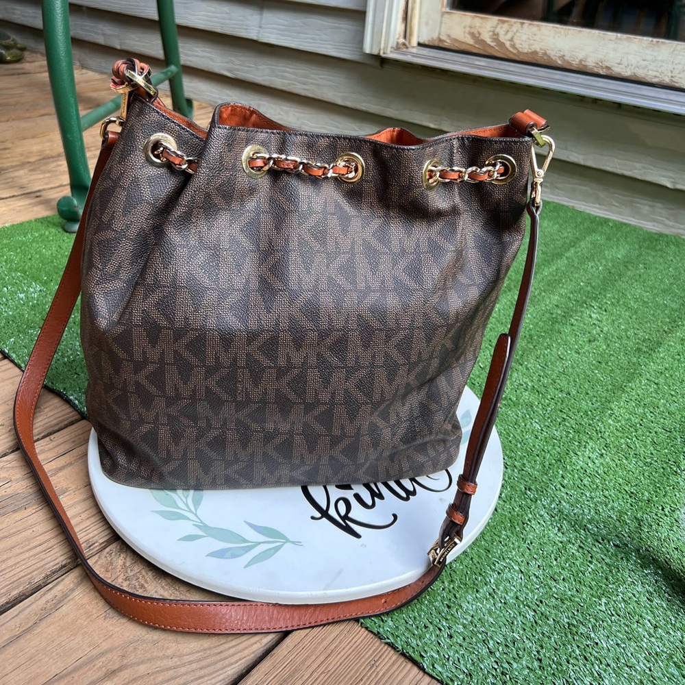 MICHAEL KORS Frankie Drawstring Cross-Body Bag Brown with Gold Hardware. - Picture 3 of 17